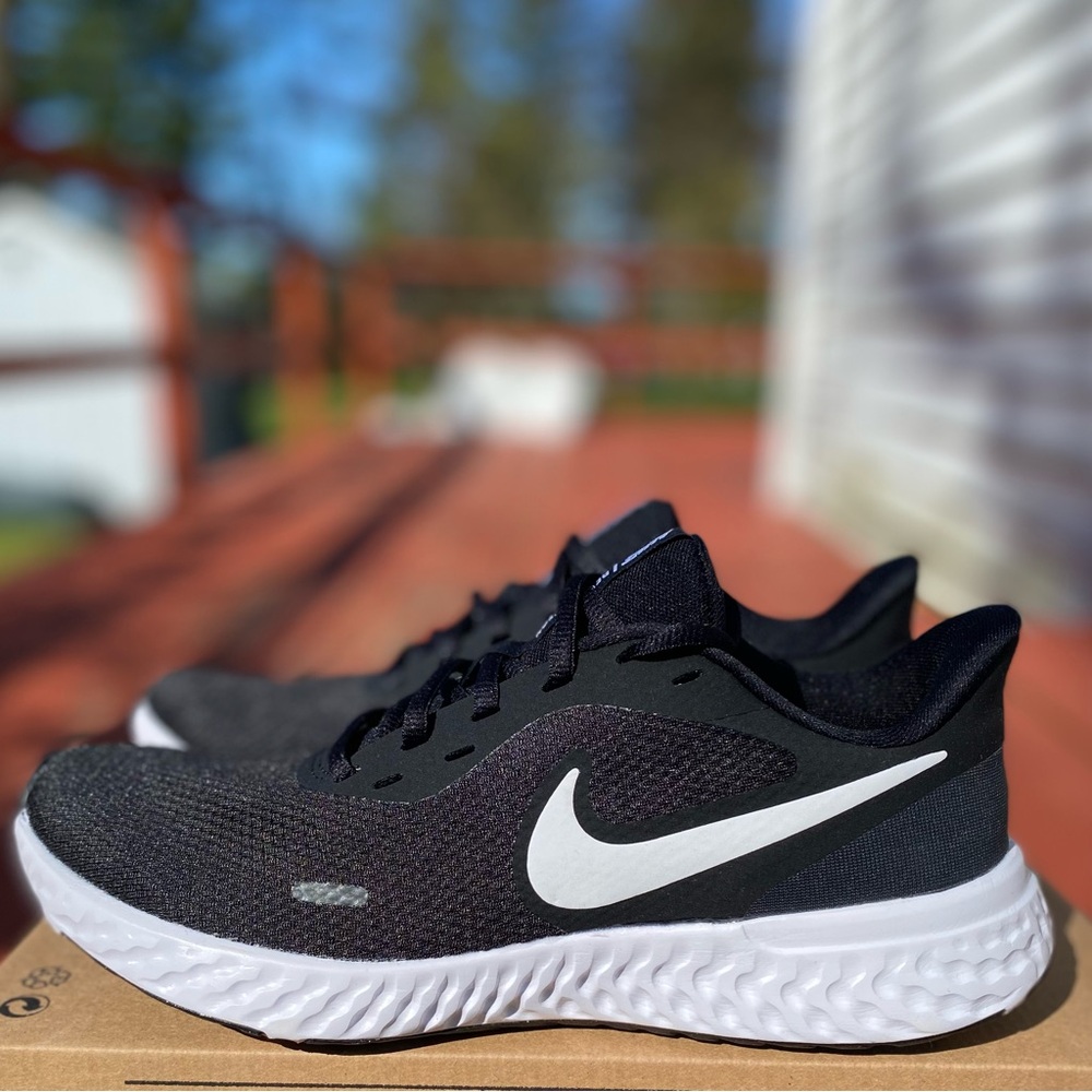 Nike Revolution 5 Women’s Running Walking Shoes Size 9 Black White